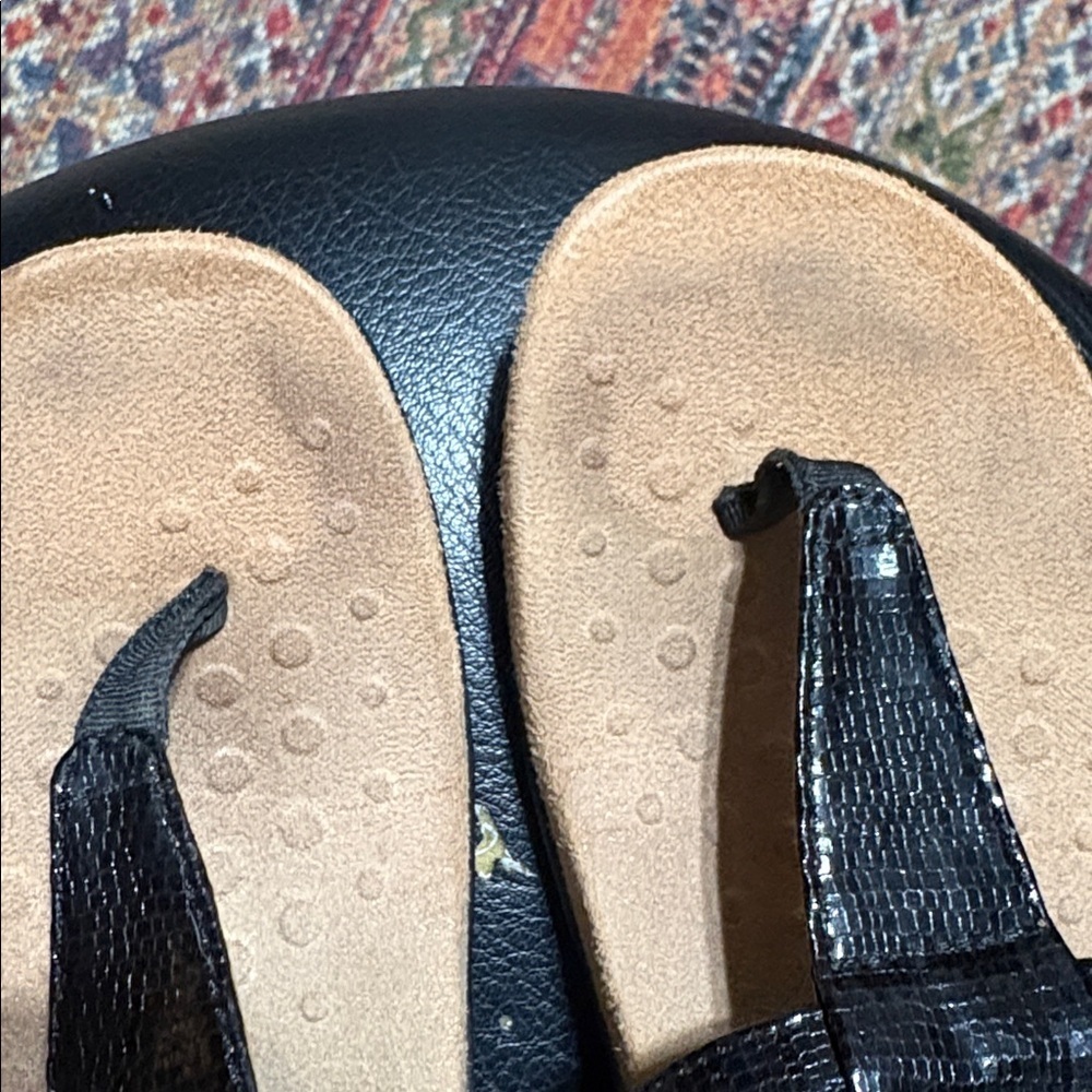 Vionic Black Textured Sandals - Picture 5 of 6